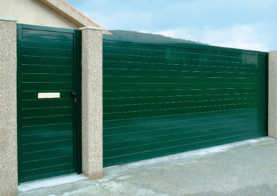 puerta corredera lateral plana 9 400x284 - Puerta de garaje automática corredera lateral