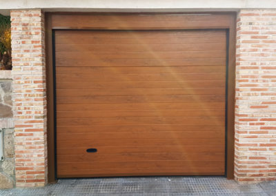 madera acanalada estrecha 3 400x284 - Puerta de garaje automática de madera acanalada estrecha