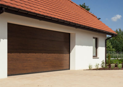 madera acanalada grande 4 400x284 - Puerta de garaje automática de madera acanalada grande
