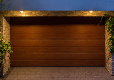 madera acanalada media 4 400x284 - Puerta de garaje automática de madera acanalada media