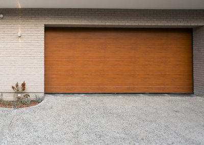 madera acanalada media 5 400x284 - Puerta de garaje automática de madera acanalada media