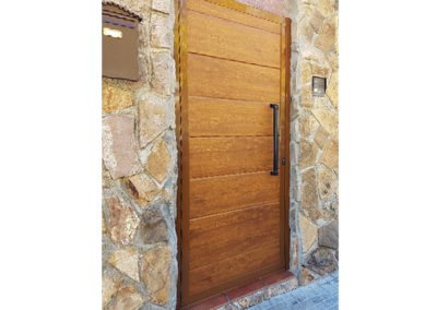 madera acanalada media 6 400x284 - Puerta de garaje automática de madera acanalada media