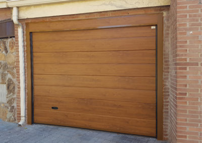 madera acanalada media 7 400x284 - Puerta de garaje automática de madera acanalada media