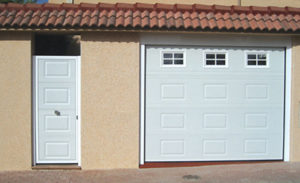 puerta garaje peatonal a juego guadapuerta 300x183 - Puerta de garaje automática de madera acanalada grande