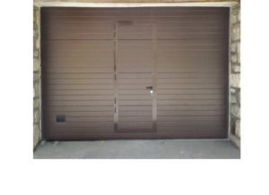puerta garaje peatonal integrada central guadapuerta 300x218 - Puerta de garaje automática de madera acanalada estrecha