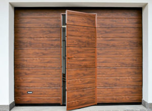 puerta garaje peatonal integrada guadapuerta 300x218 - Puerta de garaje automática de madera acanalada estrecha