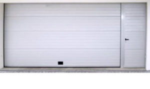 puerta garaje peatonal integrada lateral guadapuerta 300x179 - Puerta de garaje automática de madera acanalada media